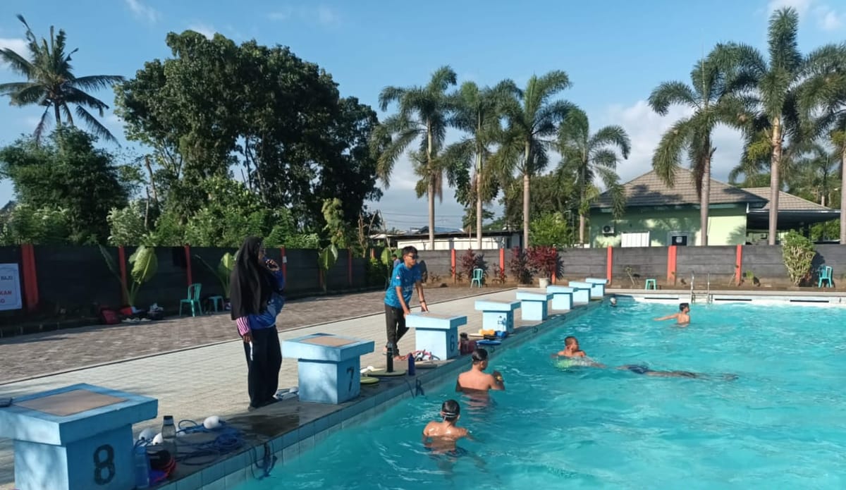 Lima Atlet Muda Akuatik Jember Jalani TC Porprov di Kolam Renang Yonif 509