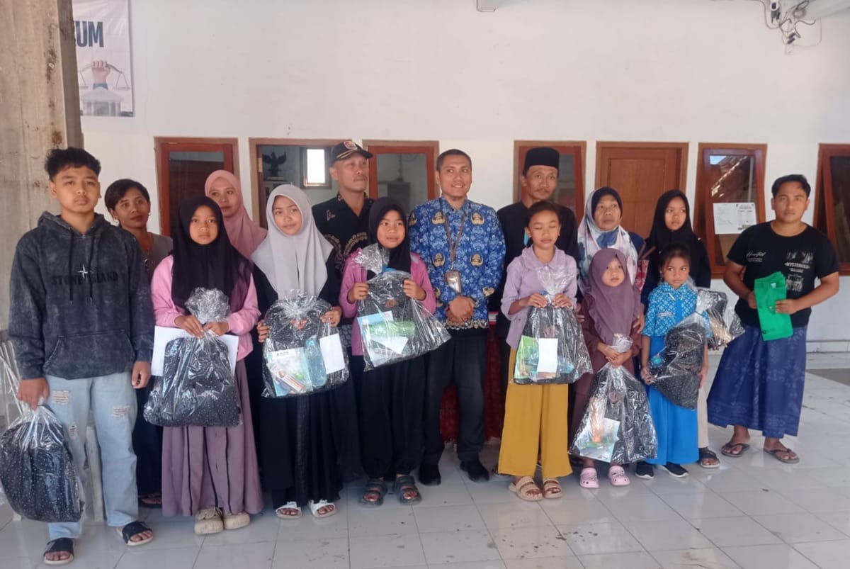 Disnaker Jember dan BP3MI Jatim Salurkan Bantuan Untuk Anak PMI