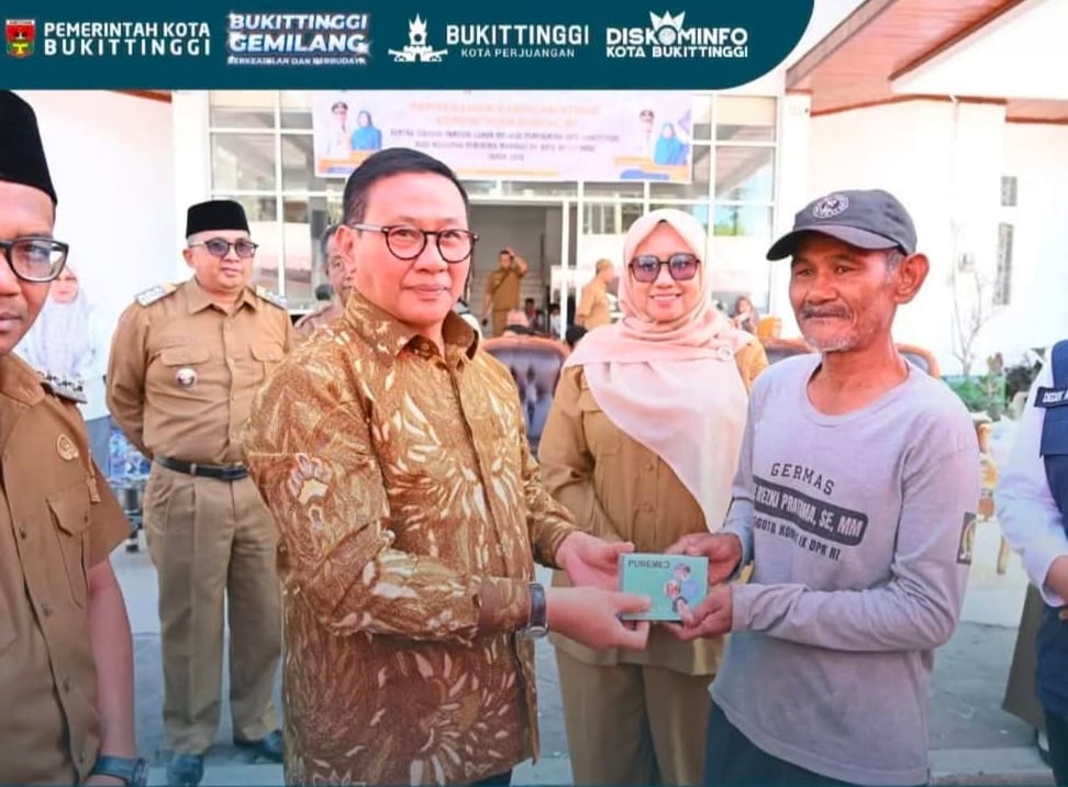 Pemko Bukittinggi Bersama STPL Bekasi Serahkan Bantuan Atensi Untuk 82 PKM