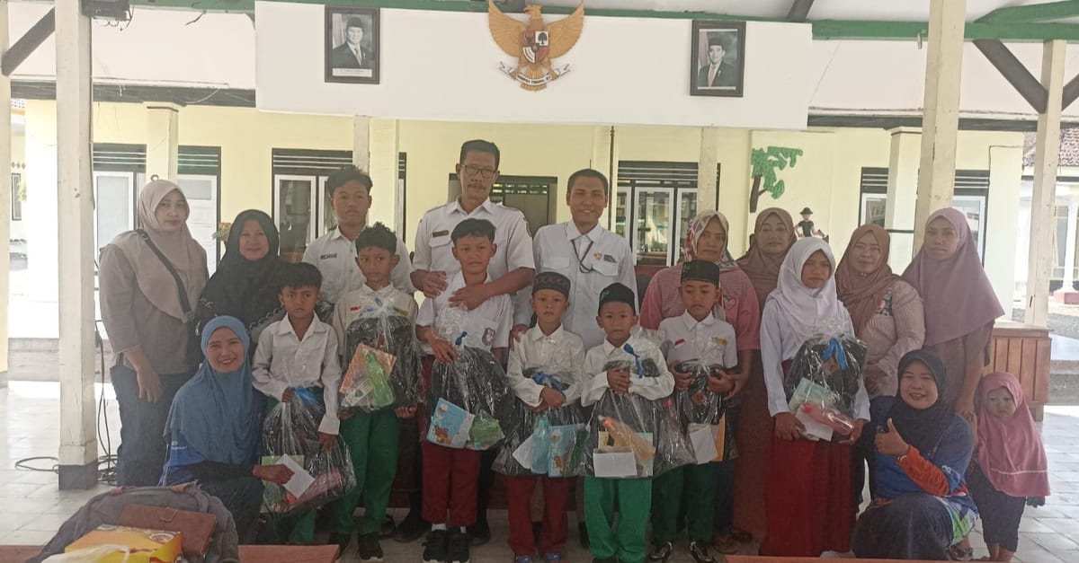 Disnaker Jember dan BP3MI Jatim Salurkan Bantuan Langsung Sentuh Hati Anak PMI
