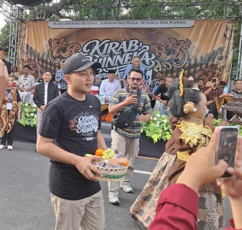 Merawat Keberagaman Lewat Kirab Bhineka Gandekan, Wali Kota Solo Beri Apresiasi Langsung
