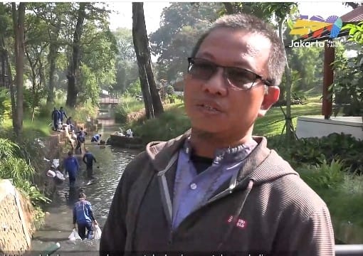 Antisipasi Bau Selama Pembangunan IPAL Sudin SDA  Jaksel  Bersihkan  Saluran Air Taman  Bendera