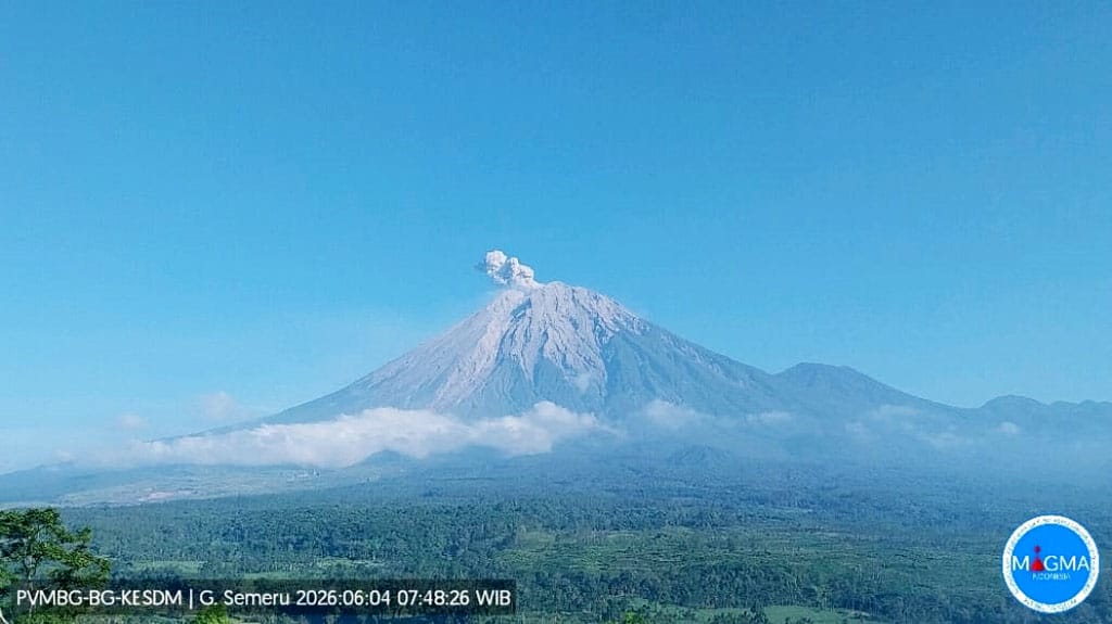 Gunung Semeru Kembali Erupsi, Status Siaga Peringatkan Masyarakat Waspadai Zona Bahaya