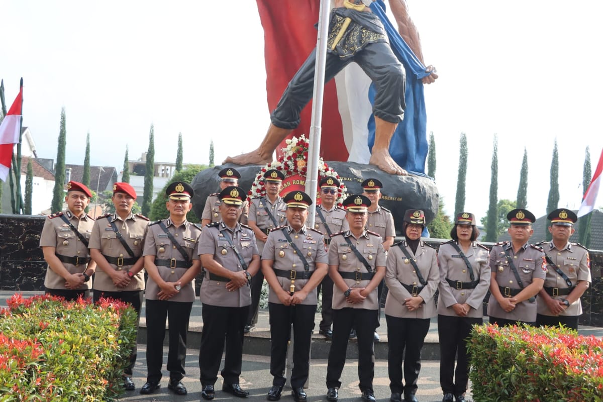 Ziarah ke TMP Suropati, Polres Batu Teguhkan Semangat Juang di Hari Bhayangkara ke-80