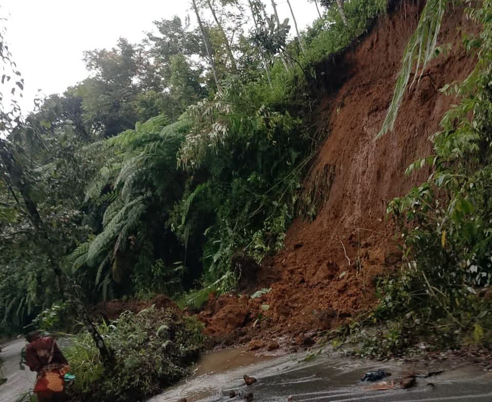 Curah Hujan Tinggi Sebabkan Banjir, Jalan Amblas dan Longsor di Malalak, Kabupaten Agam