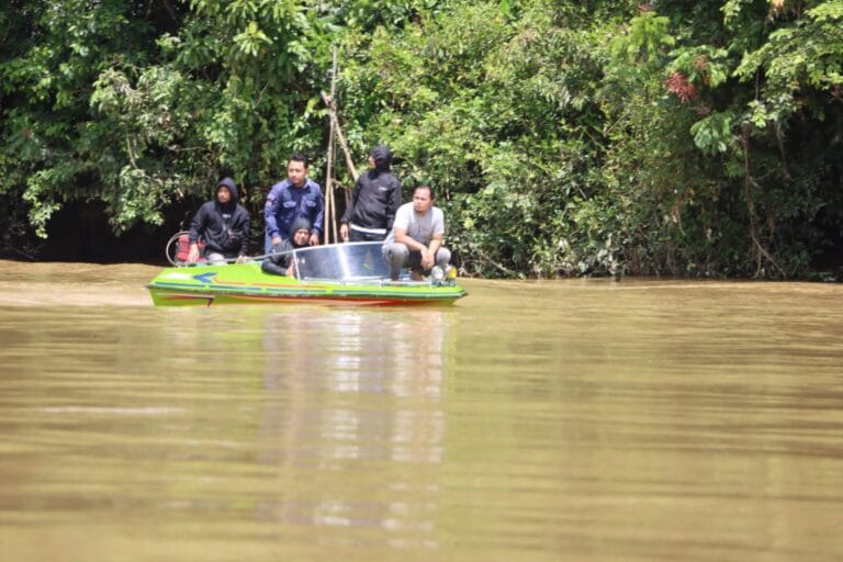Polres Sisir Jalur Rawan PETI Sungai Sekadau