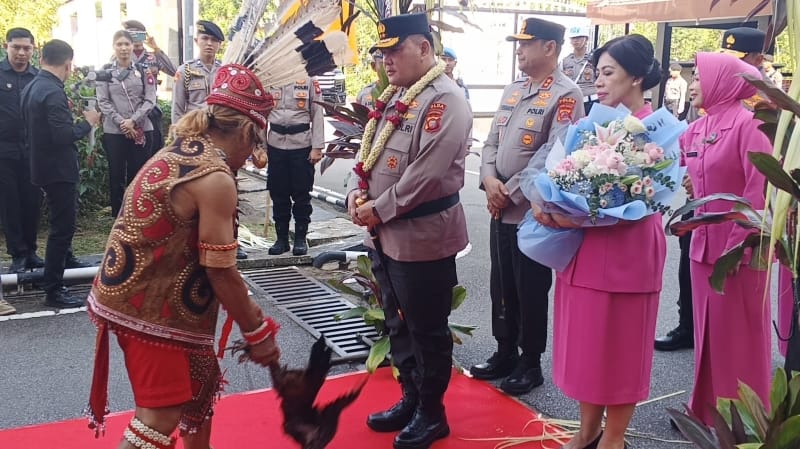 Langkah Pertama Kapolda Kalbar  Irjen Alberd Teddy Mengemban Amanah Disambut Ritual adat