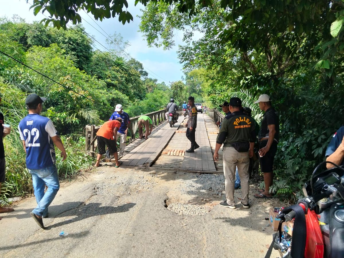 Warga, Polisi dan Pemdes Bahu-Membahu Perbaiki Jembatan