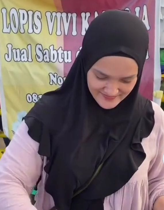 Lopes Vivi Kamboja: Dari Resep Warisan Ibu hingga Jadi Buruan Penikmat Senja di Waterfront Pontianak