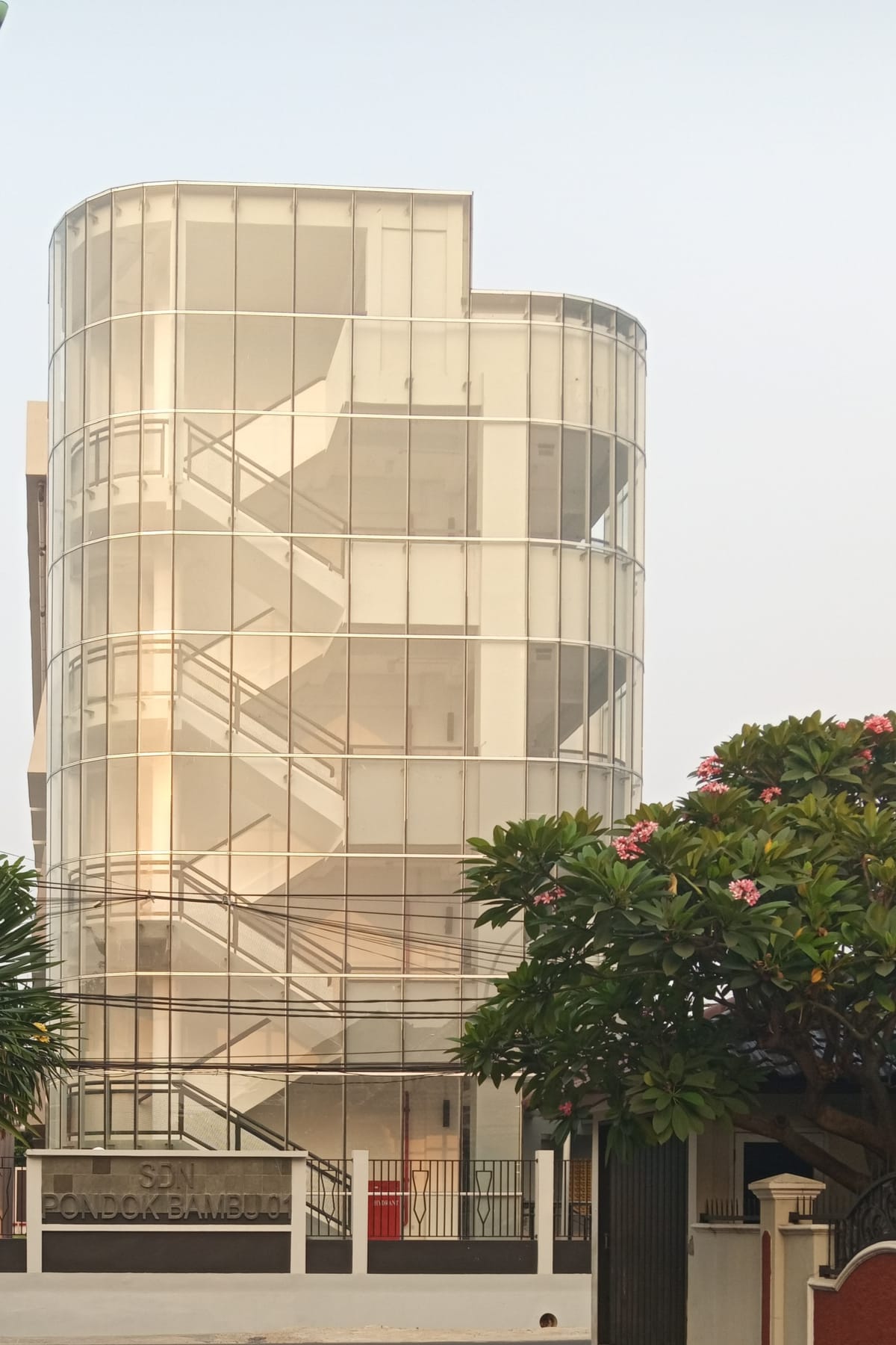 Ironi Gedung Mewah : Tahun Ajaran Baru, Ratusan Siswa SD Masih Menumpang