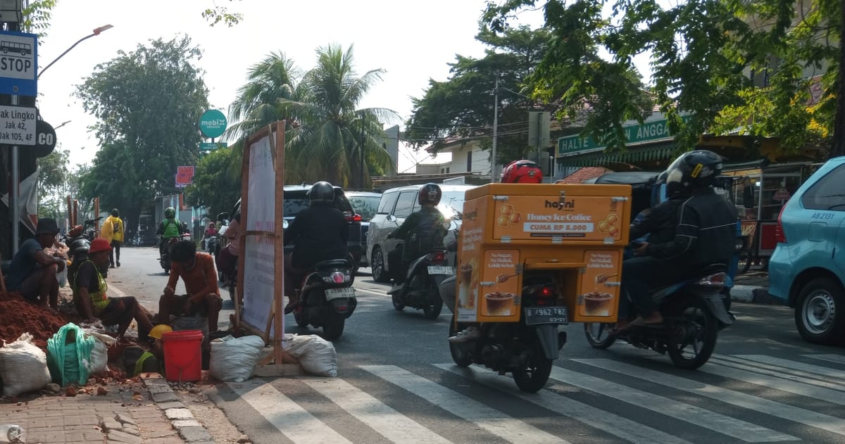 Wajah Jalan Ibukota,
Ranjau di Balik Aspal Tambal Sulam