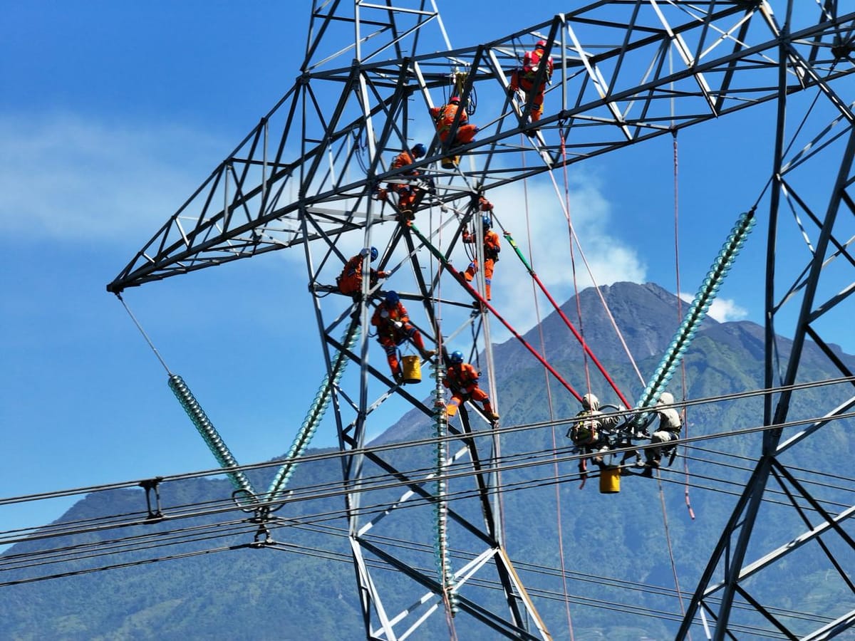 PLN Ganti Isolator SUTET 500 kV Tanpa Padam, Pasokan Listrik Tetap Aman