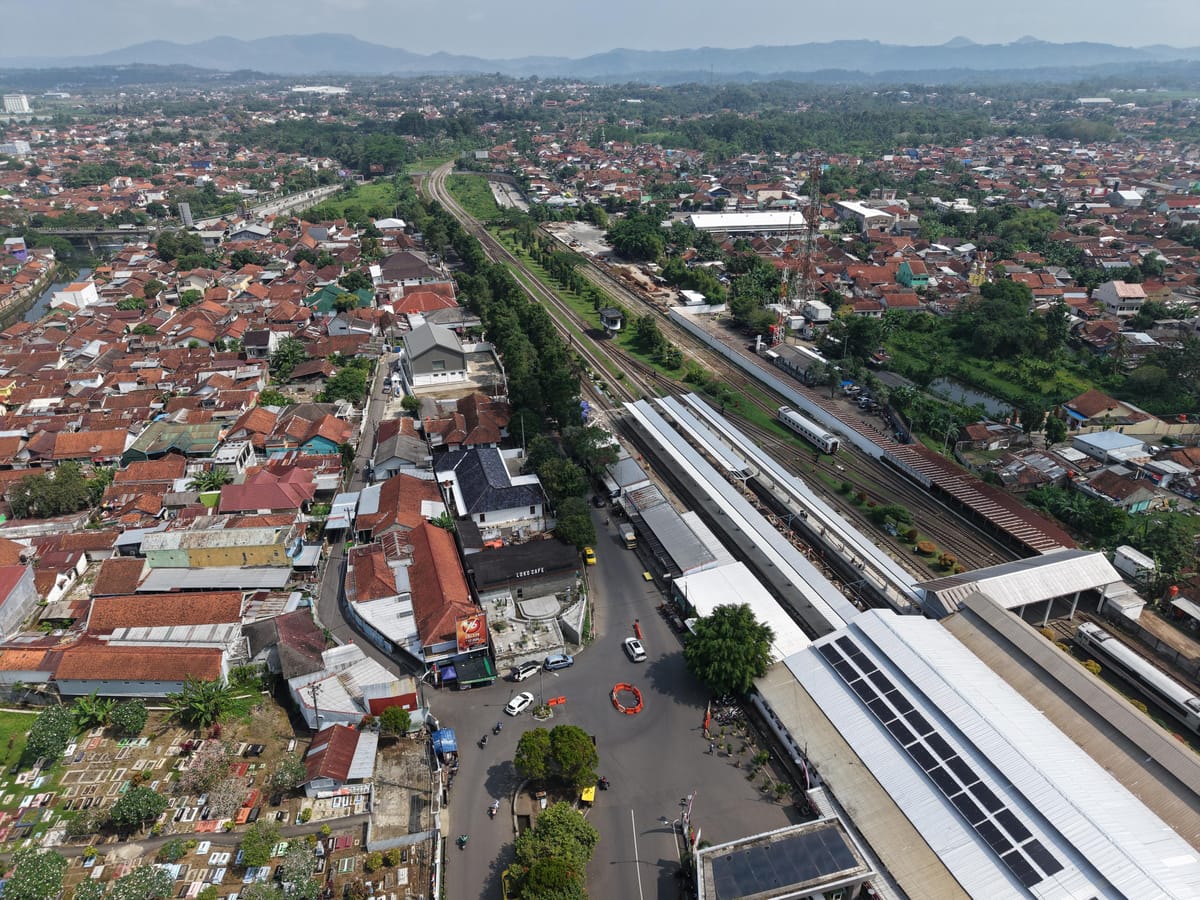 Menjemput Energi Matahari dari Atap Stasiun
