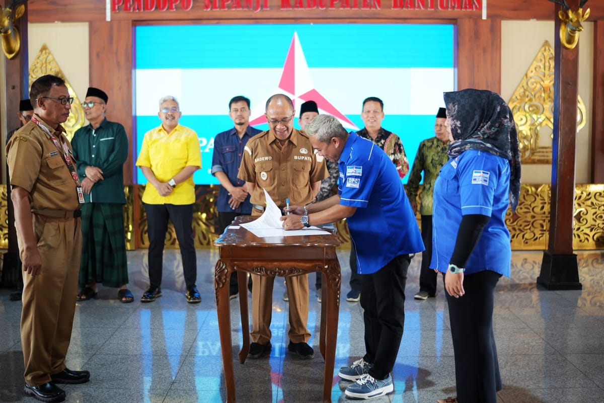Bupati Banyumas Serahkan Bantuan Keuangan Rp3,08 Miliar kepada Sembilan Partai Politik