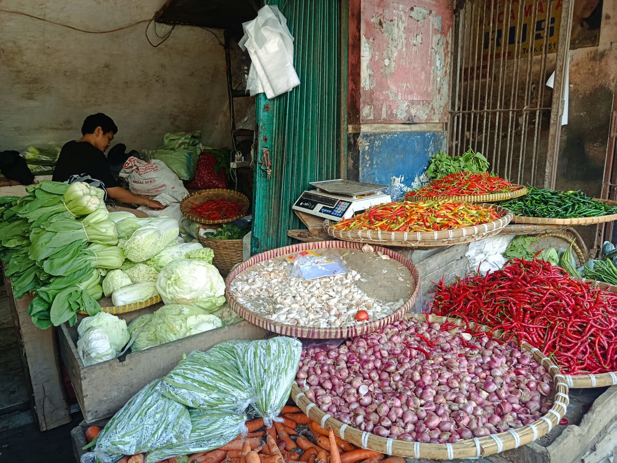 Di Antara Rak Pasar Wage, Warti Menghitung Ulang Belanja Keluarga