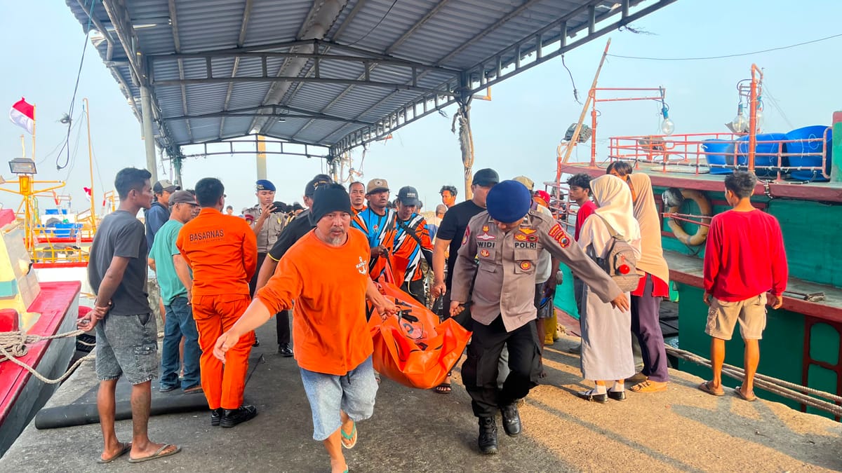 Basarnas Evakuasi Sembilan ABK Kapal Nelayan Pendi Jaya yang Terbalik di Perairan Teluk Penyu