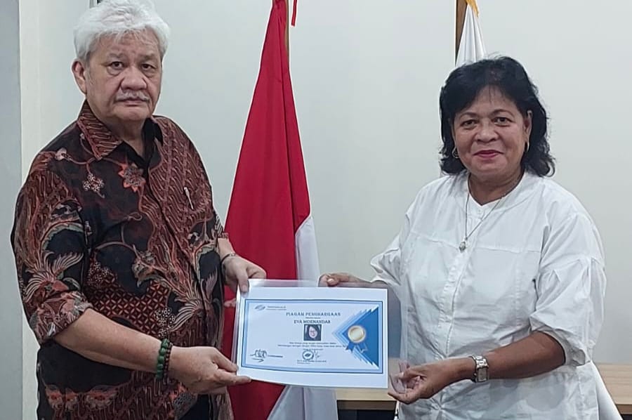 Dinilai Berintegritas, Jurnalis Senior Ambon, Eva Moenandar Raih Penghargaan dari Spektroom