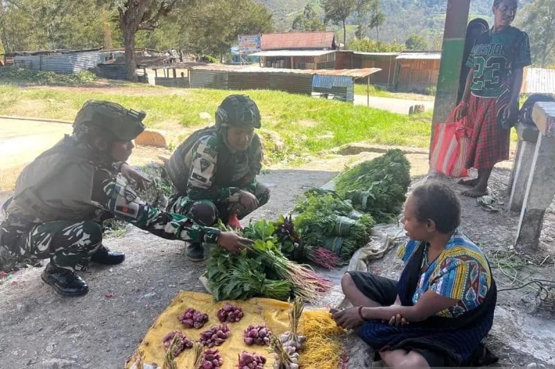 Beli  Hasil Bumi Pererat Kedekatan Satgas Pamtas Dengan Warga Distrik Pirime