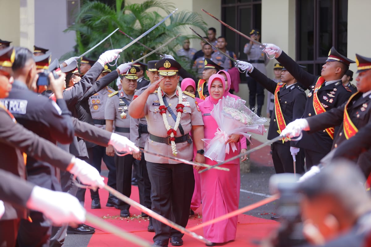Tradisi Pedang Pora Iringi Pelepasan Wakapolda Maluku