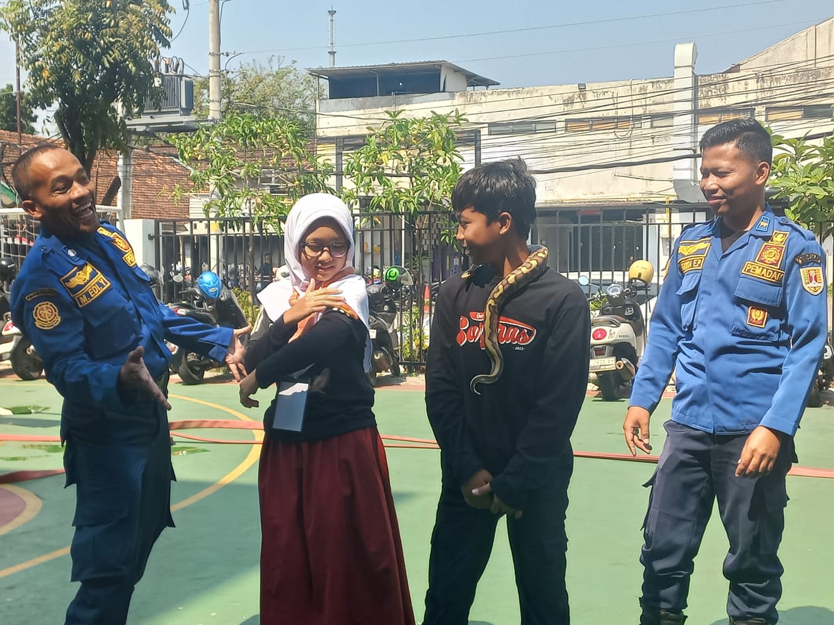 Serunya MPLS SMP Islam Sultan Agung 1 Semarang dari Mengenal Potensi Kebakaran, Mengelus Ular dan Bermain Air