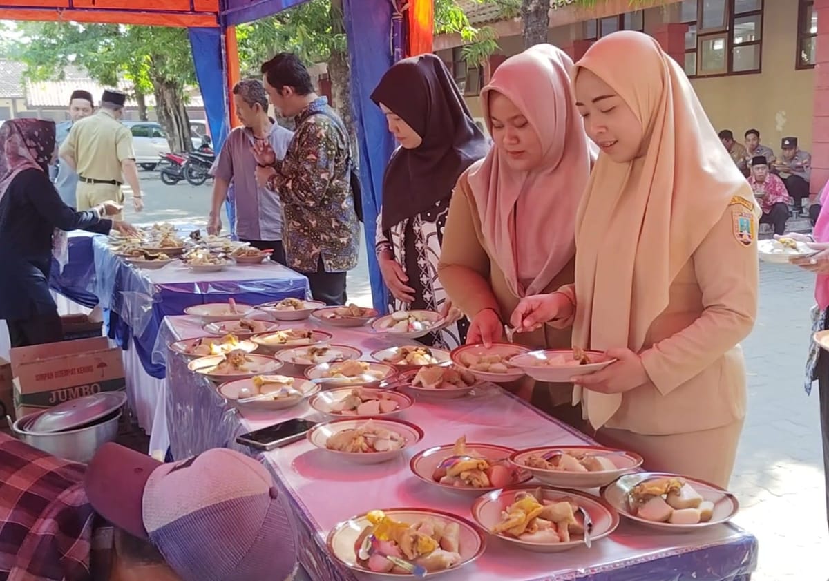 "Ngralisi" Lontong Tuyuhan Memberdayakan UMKM Lokal dalam Harkopnas ke-79 Rembang