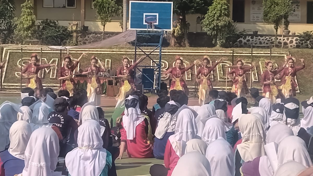 Demo Ekskul Warnai  Masa Pengenalan Lingkungan Sekolah SMA N 1 Bandar