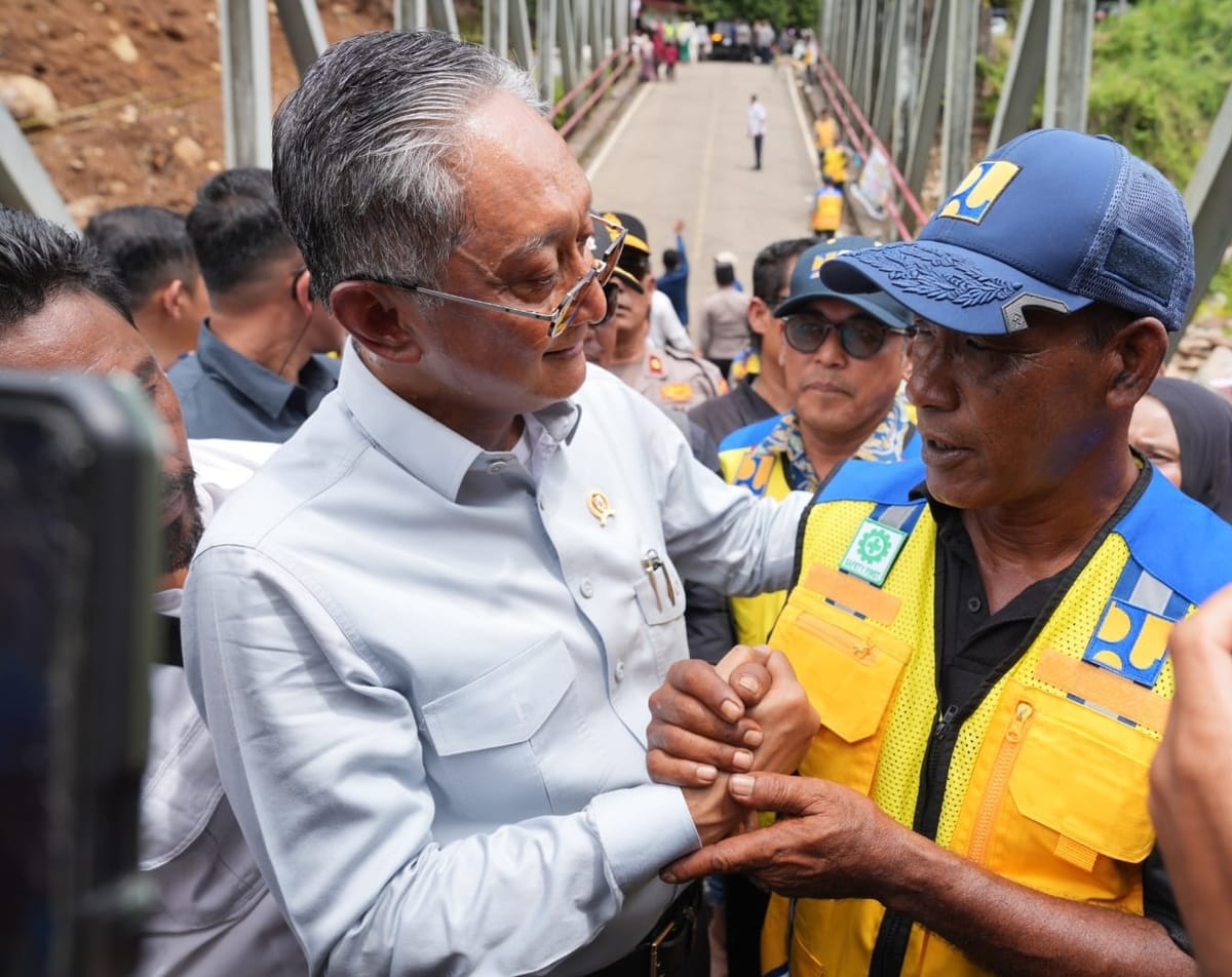 Apresiasi Seorang Menteri Berikan Rompi Kepada Warga Penjaga Jembatan Enang- Enang