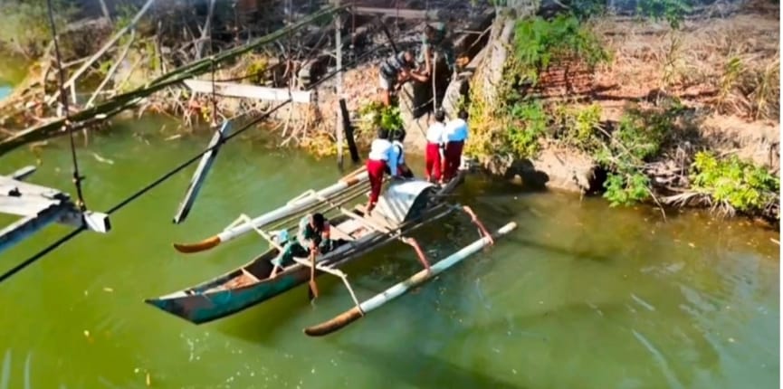 TNI Hadir Dihari Pertama Sekolah Menyeberangkan Mereka Dengan Perahu Menanti  Jembatan Gantung Selesai