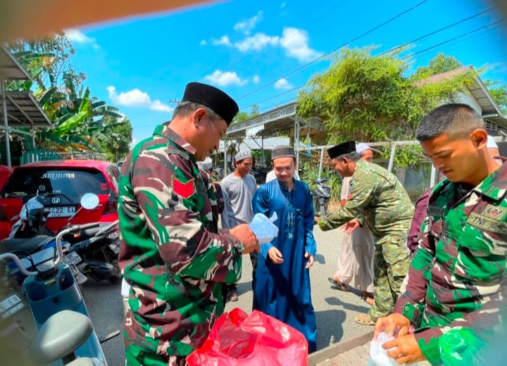 Jumat Berkah, Dandim HST Berbagi Nasi dengan Ratusan Jamaah di Ayuang