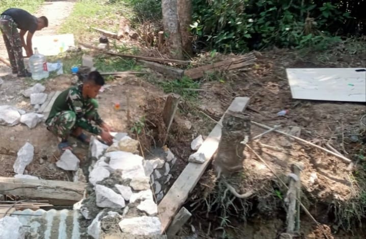 TNI dan Warga Tetap Bangun Empat Jembatan di HST Meski Hari Libur
