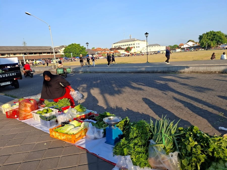 Usai Olahraga, Warga Berburu Sayuran Segar di Alun-alun Selatan Solo