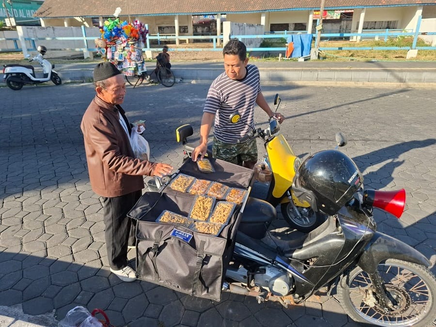 Suara "Iwak Kutuk Goreng.." Hidupkan Suasana Pagi Alun-alun Selatan Surakarta