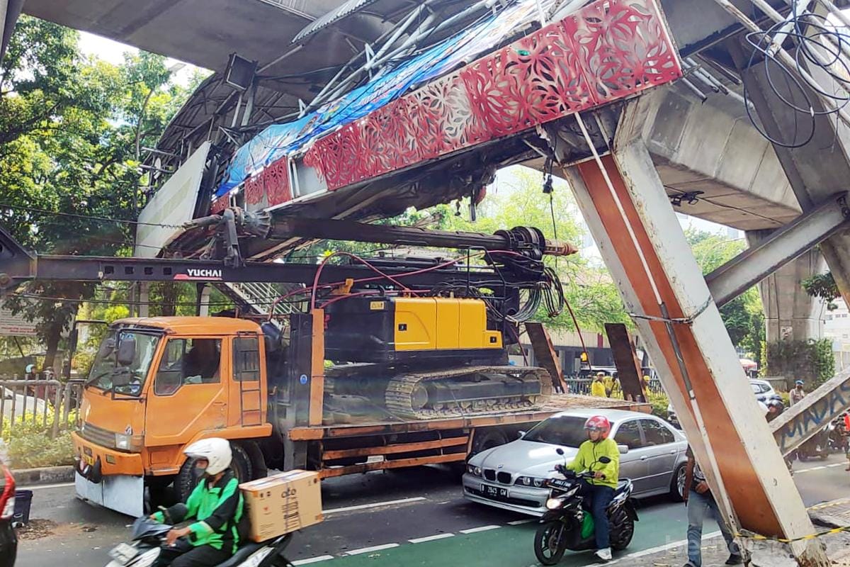 Truk Pengangkut Bore Pile Tabrak JPO Kapten Tendean, Evakuasi Libatkan Alat Berat