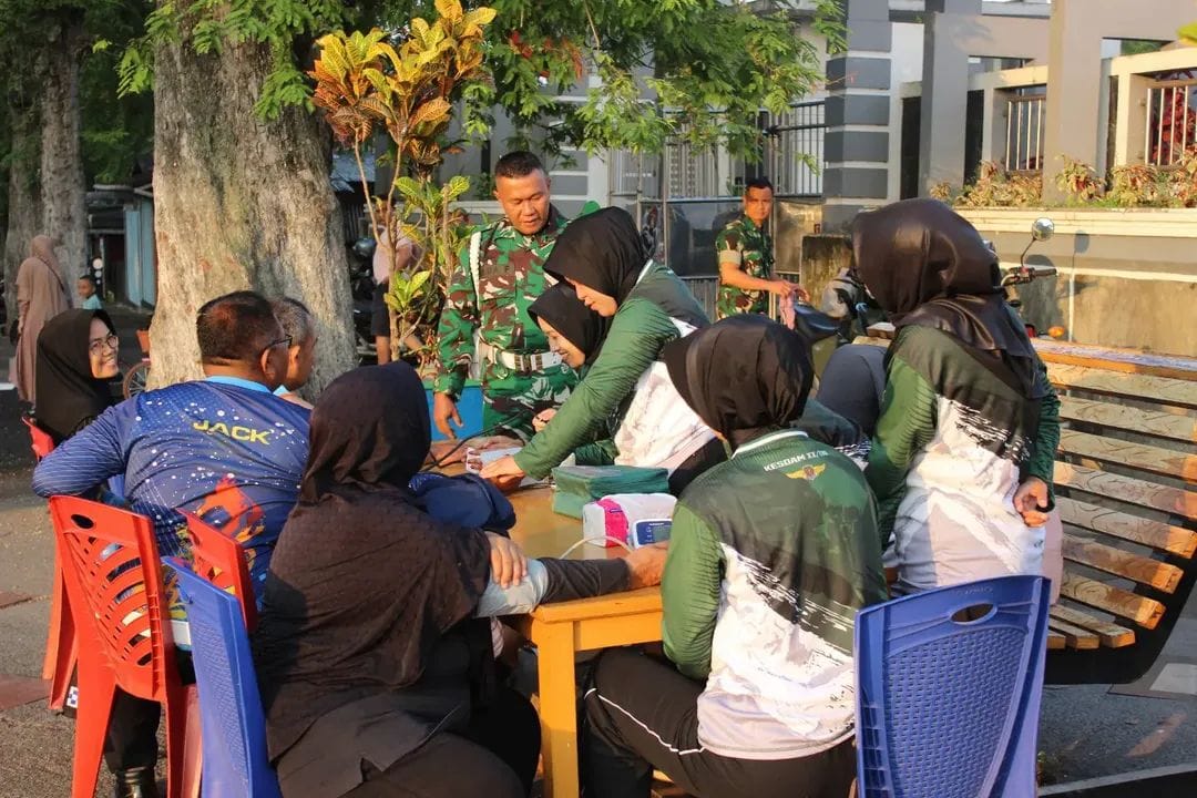 Cek Kesehatan Gratis di Tengah Car Free Day, Aksi Humanis Kodim 0307/Tanah Datar Banjir Apresiasi Warga