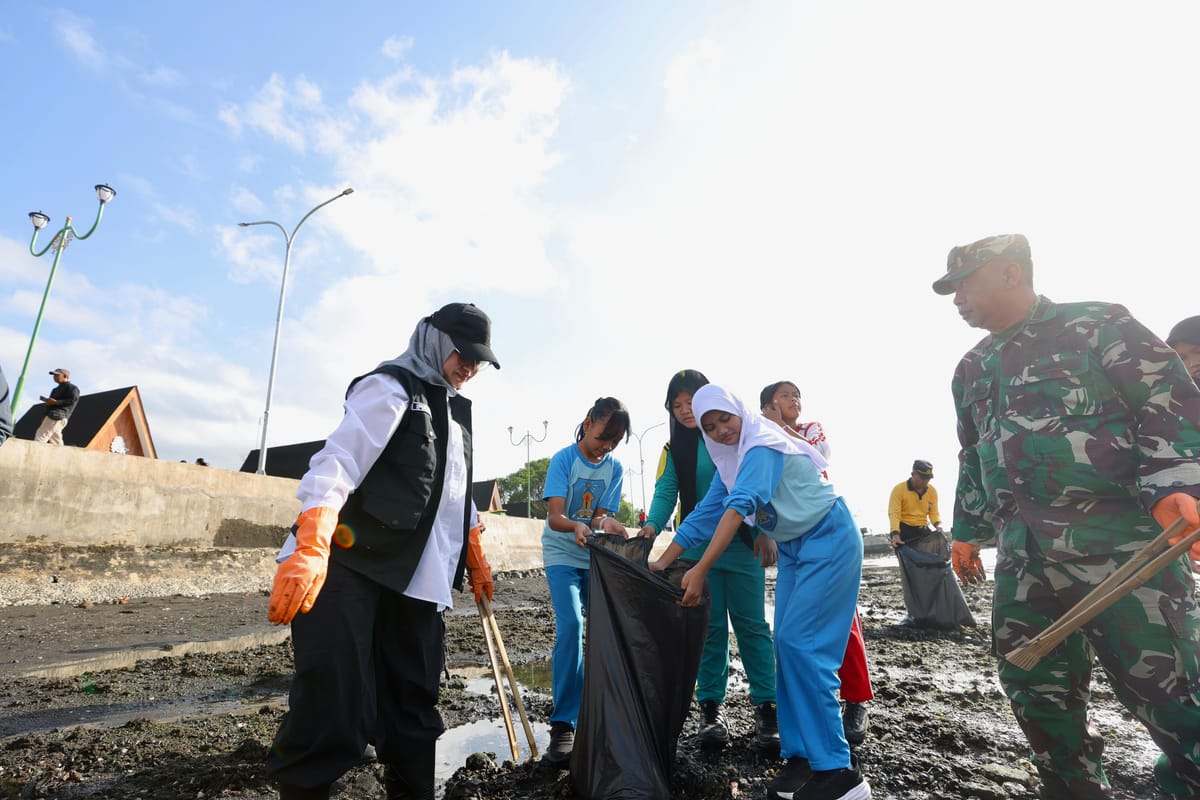 Kemendagri Pilih Banyuwangi, Gelar Gerakan Indonesia Asri Bersihkan Pantai Ancol Plengsengan