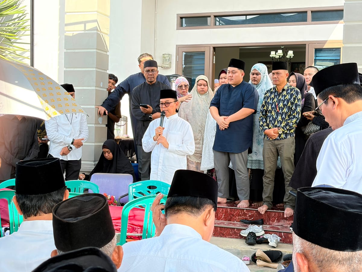 Mantan Gubernur Riau H. Rusli Zainal Lepas Keberangkatan Jenazah Kadis Kominfoss Kuansing H. Doni Aprialdi