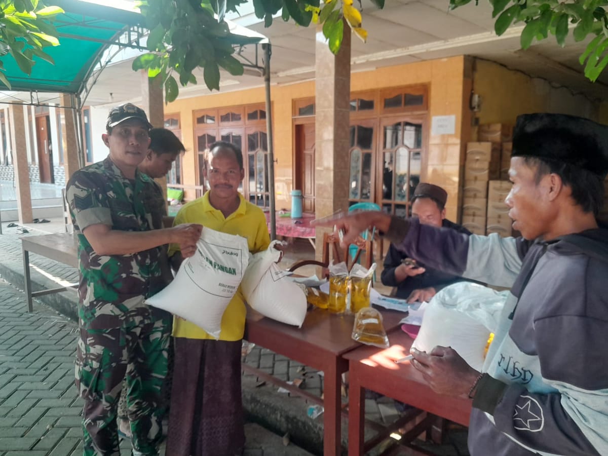 Penyaluran Bantuan Pangan 2.546 Warga Desa Lerpak Mendapat Pengawalan Dari Aparat Setempat
