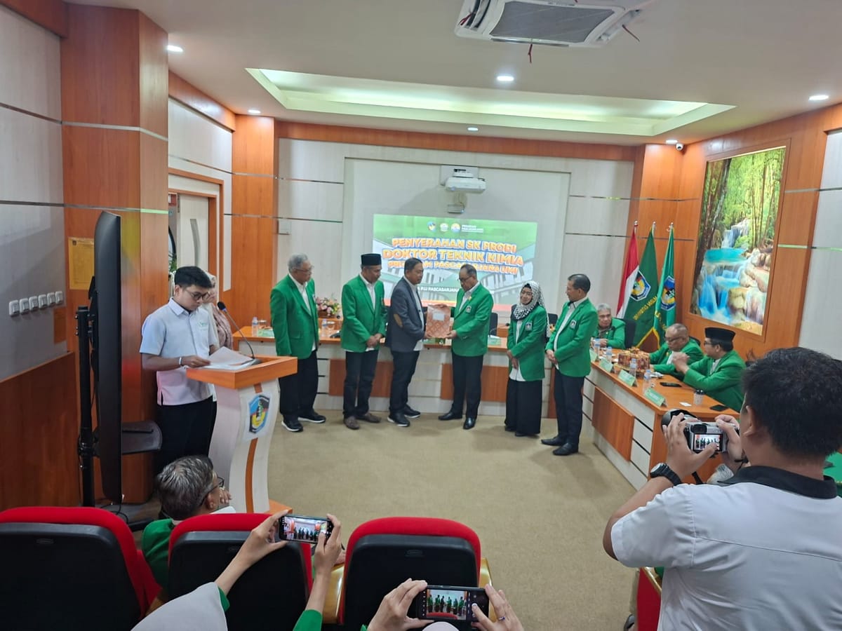Kemenristekdikti RI Menyerahkan SK Pembukaan Program S3  ke Program Pascasarjana umi Makassar