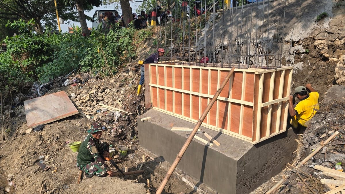 Bangun Jembatan Akses SMPN 1 Kamal, TNI AD Percepat Pengecoran Pondasi