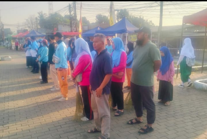 Jumat Bersih di RW 03 Blok Sawo Cipayung, Warga Bersihkan Lingkungan dan Terima Bantuan Peralatan