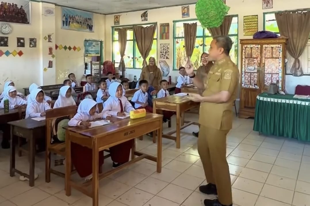 Bupati Jeneponto Road Show Pembagian Seragam Gratis  dan Tinjau  Kondisi Sekolah