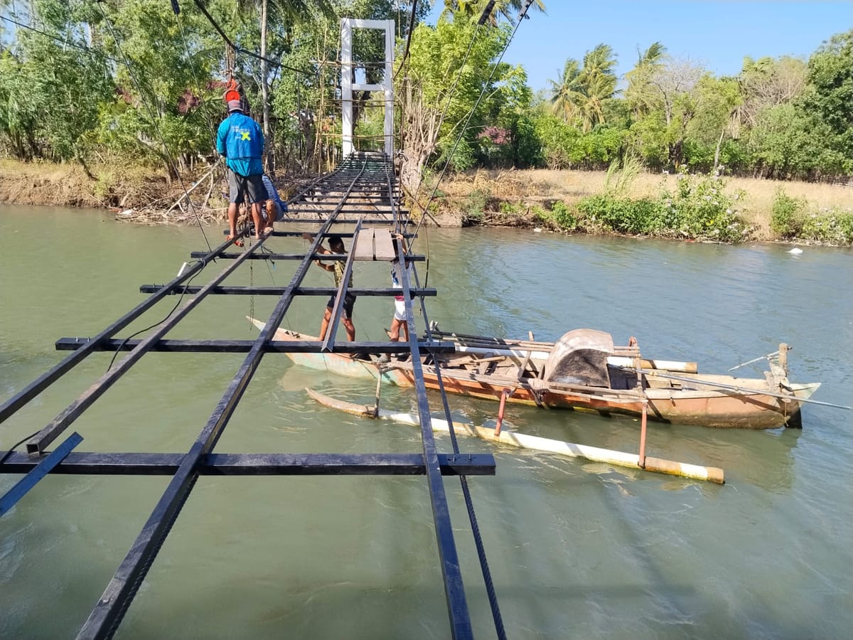Diatas Perahu Nelayan, Ada Semangat TNI dan Warga Membangun Jembatan Gantung Sungai Saballang Jeneponto