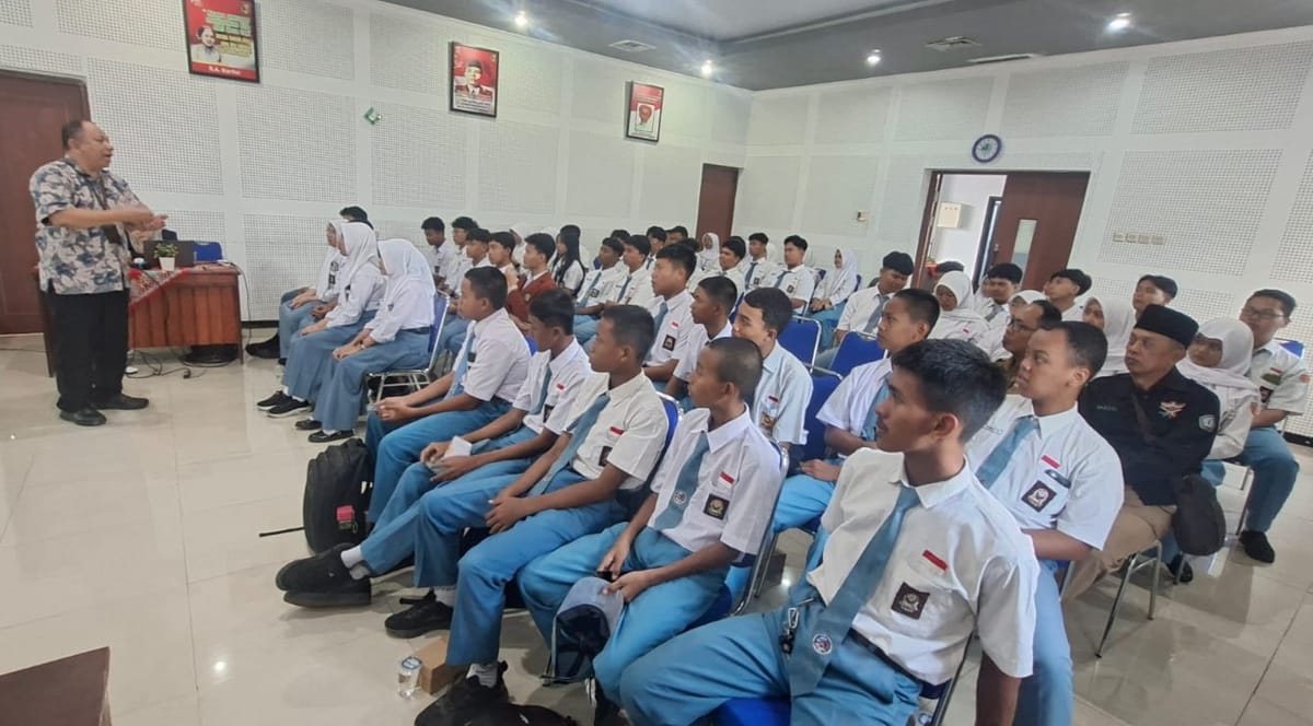 Bakesbangpol Jember Gembleng Ratusan Pelajar Jadi Pemilih Cerdas, Tegaskan Masa Depan Demokrasi di Tangan Generasi Muda