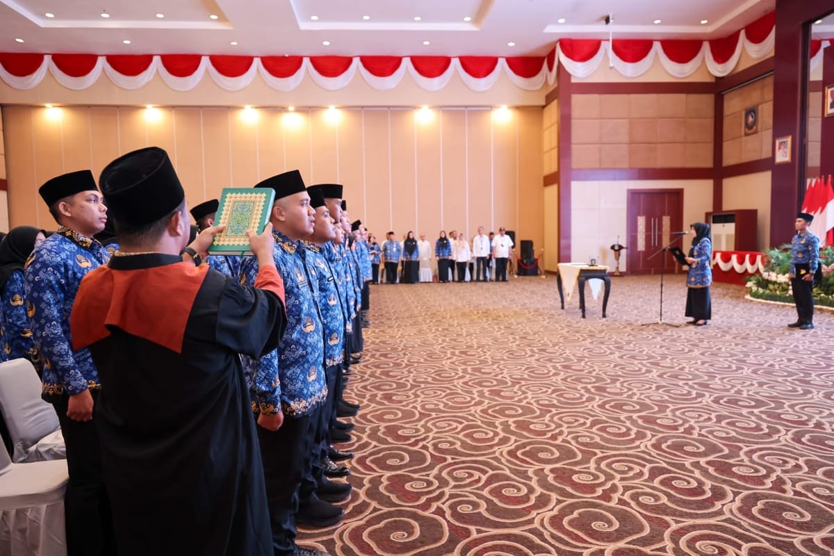 Sekda Kepri Misni Melantik 79 CPNS dan 77 Pejabat Fungsional
