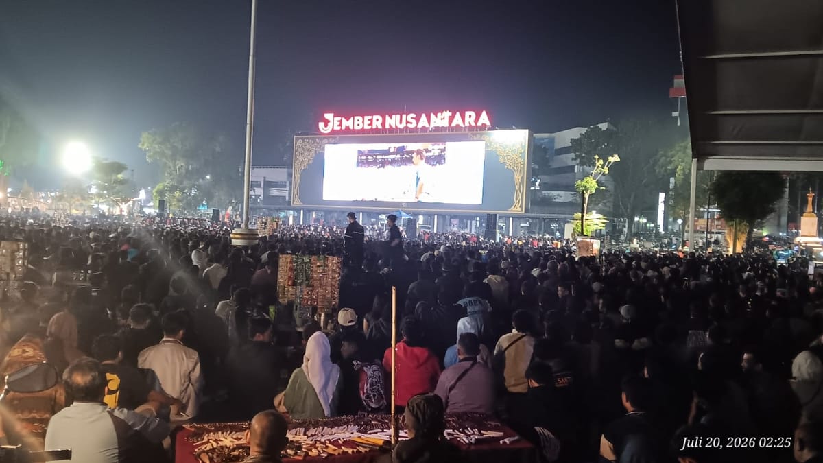 Dengan Megatron Ukuran Jumbo, Ribuan Penonton Nobar Bola Gembira Final di Alun-Alun Jember