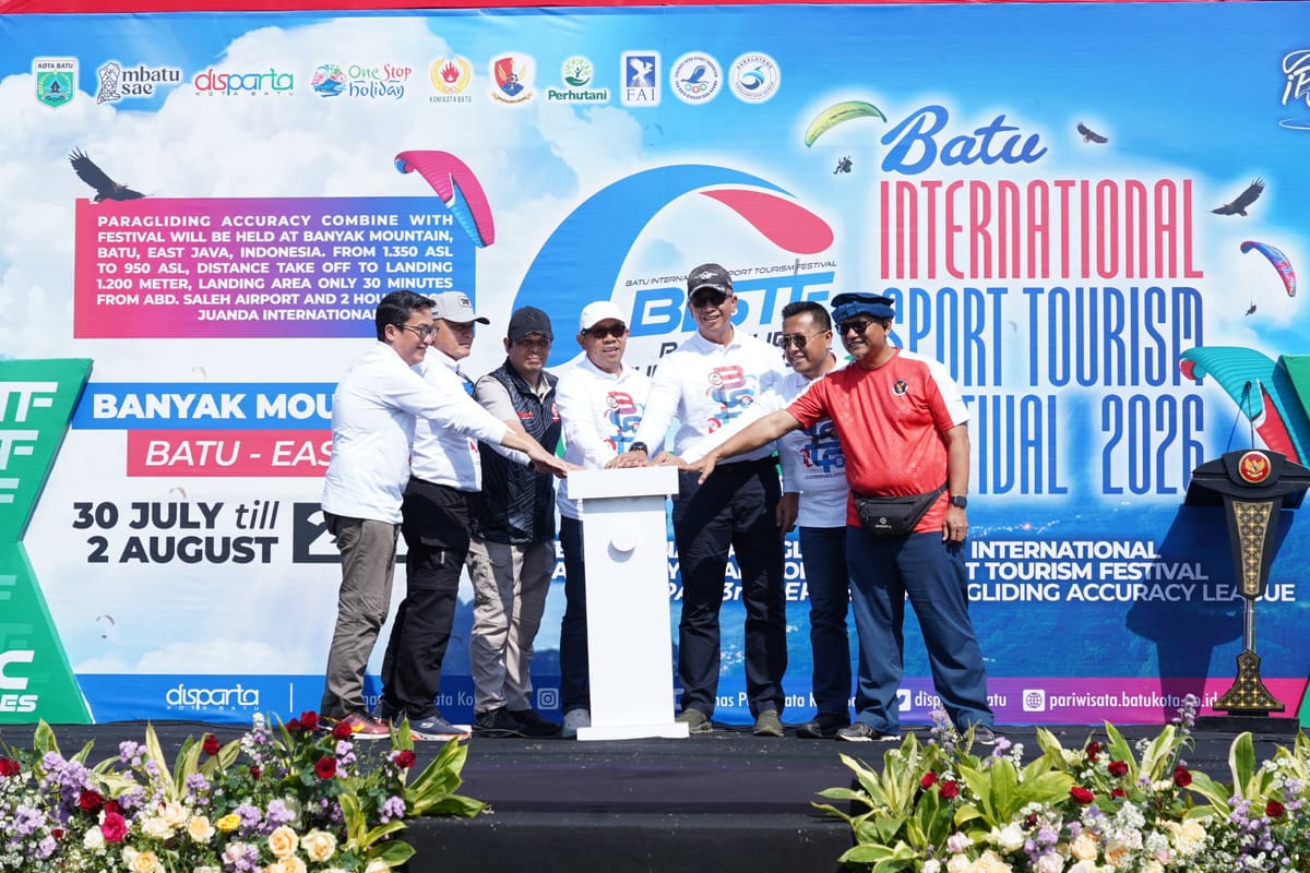Nurochman Buka BISTF 2026, Kota Batu Pecahkan Rekor Peserta Kejuaraan Paralayang Internasional