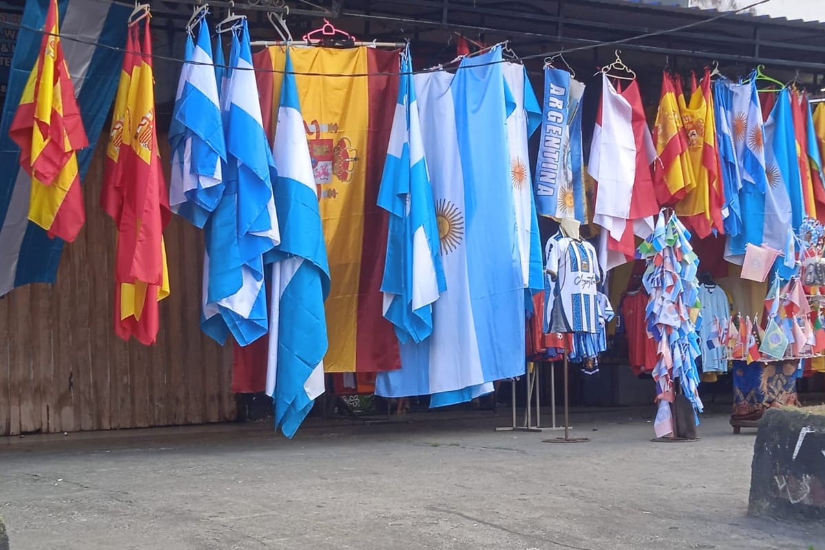 Pedagang Musiman Di Kota Jayapura Bersyukur, Raup Penghasilan Dari Euforia Piala Dunia 2026