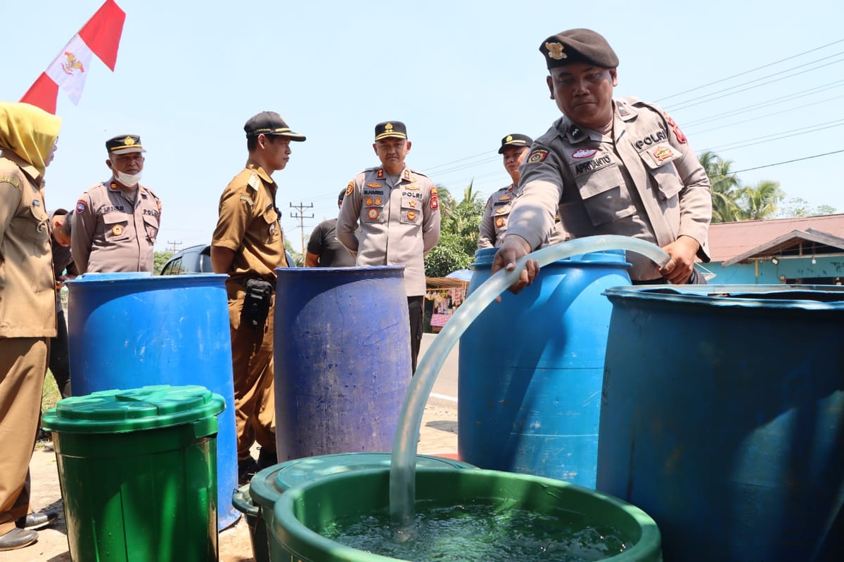 Kemarau : Saat Polisi Tak Hanya Melawan Karhutla, Tetapi Juga Mengantar Setetes Harapan