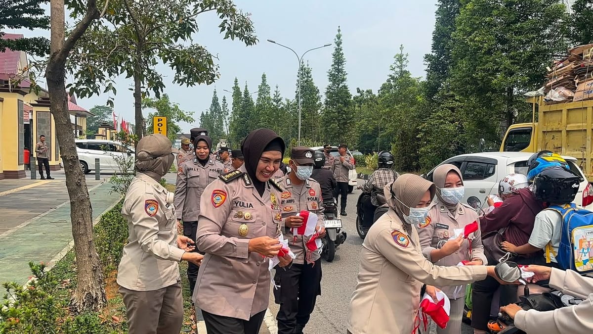 Polda Kalbar Semarakkan HUT RI ke-81 dengan Pembagian Bendera Merah Putih