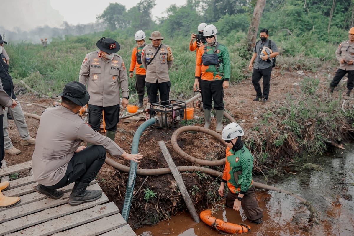 20 Hektare Lahan Gambut di Limbung Terbakar, Kapolda Kalbar Turun Langsung Padamkan Bara